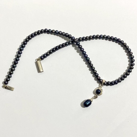 Navy Pearl Necklace with pendant | Vintage Style - Picture 5 of 6